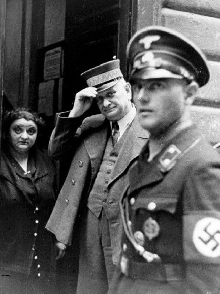 SS man outside the Jewish community center in Vienna